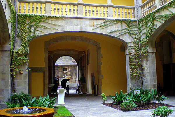 patios más bonitos de barcelona.