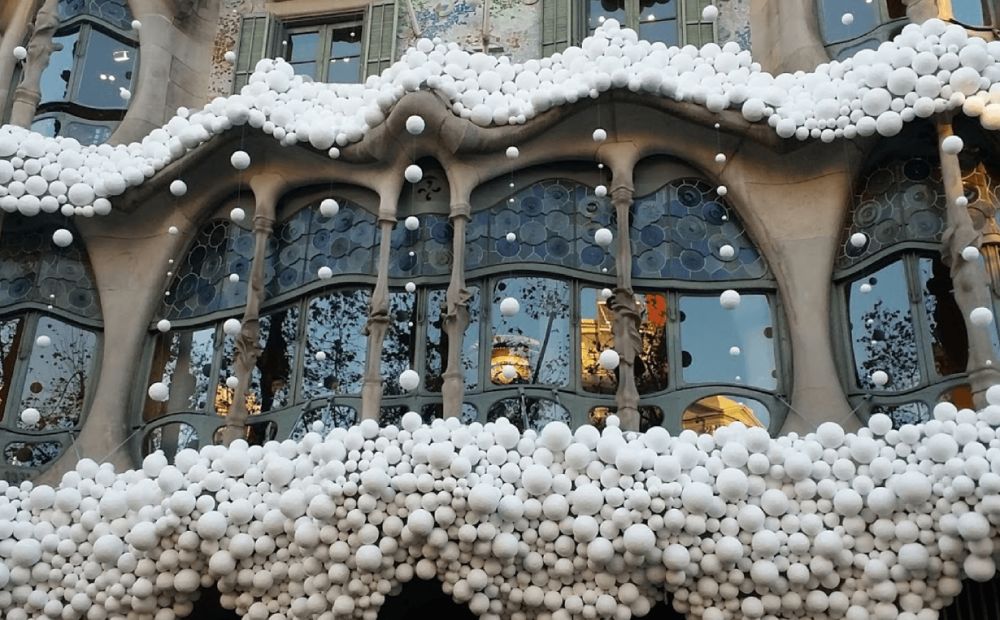 casa batlló con nieve